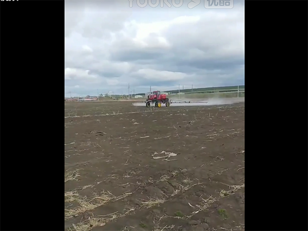 大坡地自走式噴桿噴霧機作業(yè)視頻